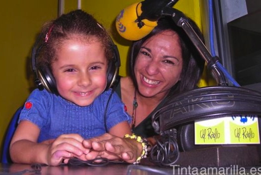 Miriam Vargas y su mama en una entrevista de radio